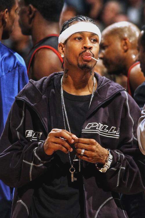 队报：姆巴佩疼痛剧烈仍在尝试合练，但出战曼城希望渺茫（队报称：姆巴佩伤痛难忍仍随队合练，出战曼城几乎无望）