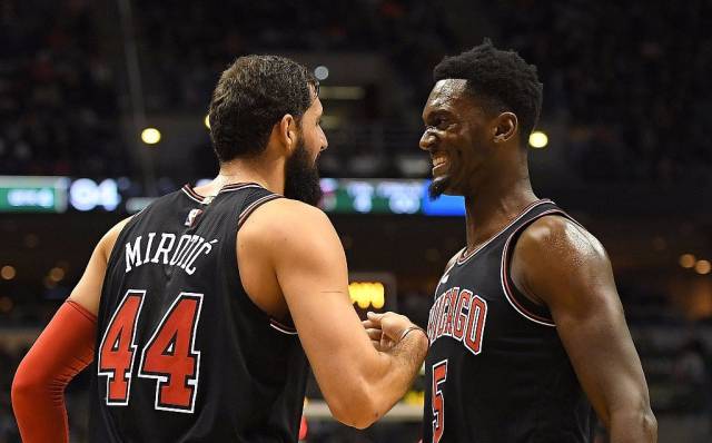 “帅白龙”罗超连克四强，豪取全国自由搏击锦标赛冠军！（帅白龙罗超连斩四强，问鼎全国自由搏击锦标赛！）