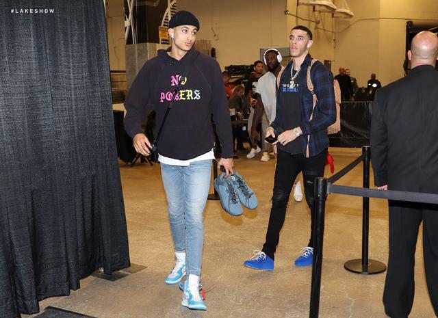 盘活球队进攻！康宁汉姆半场13分7助攻带队咬住比分（康宁汉姆半场13分7助攻激活火力，率队紧咬比分）