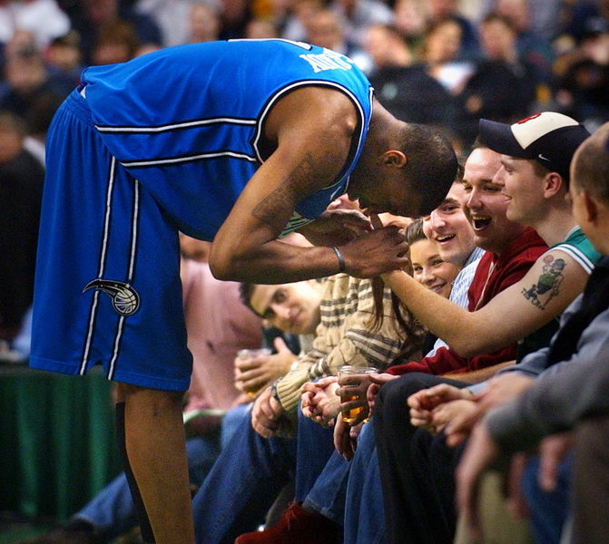 TA：皇马球星团队深度介入更衣室，阿隆索管理面临额外挑战（TA：皇马巨星随行团队深度干预更衣室，阿隆索执教面临新增难题）