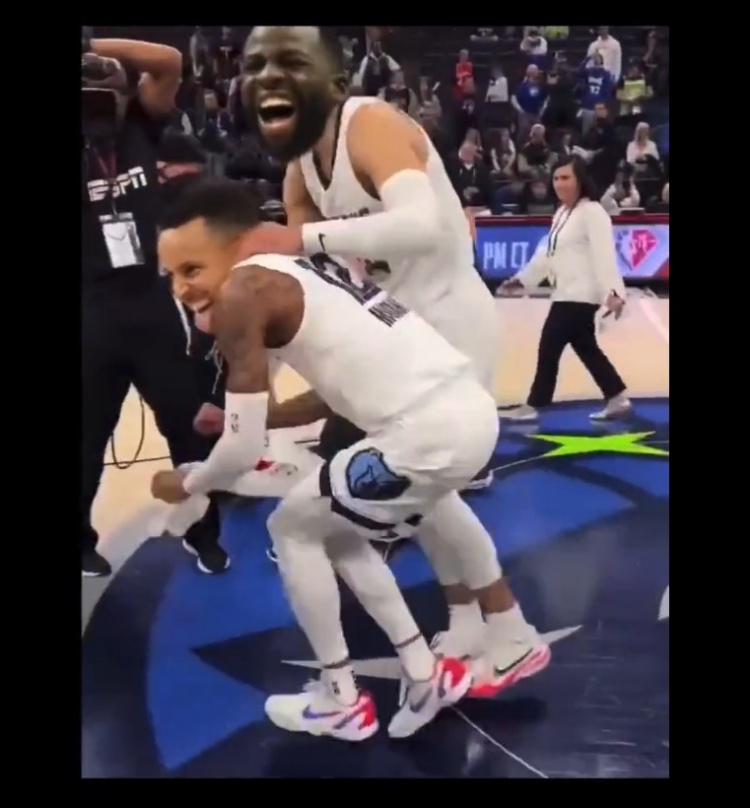 致敬球队传奇，多特官方商城为球迷免费印11号罗伊斯（多特官方商城免费为球迷印制罗伊斯11号，向球队传奇致敬）