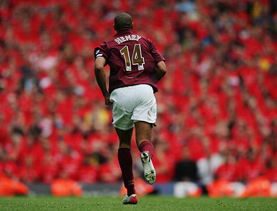 今日赛前热身时，库里上脚布克1代雪佛兰配色球鞋（库里赛前热身脚踩布克1代雪佛兰配色战靴）