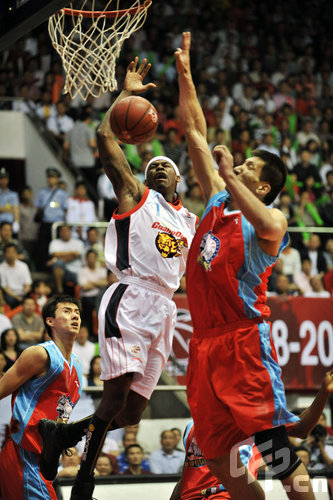 NBA战报：武切维奇28分12板，公牛121-120险胜奇才（公牛121-120险胜奇才，武切维奇砍下28分12篮板）