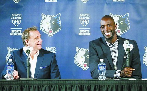 里夫斯高效表现助力球队，下半场及时调整展现实力（里夫斯高效发挥助推球队，下半场迅速调整彰显实力）