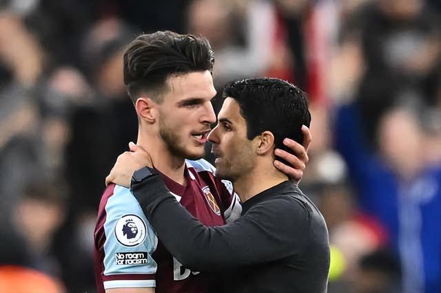 记者：米兰可能尝试冬窗送走圣地亚哥，然后再签更高效的前锋（记者：米兰考虑冬窗送走圣地亚哥，转而引进更高效前锋）