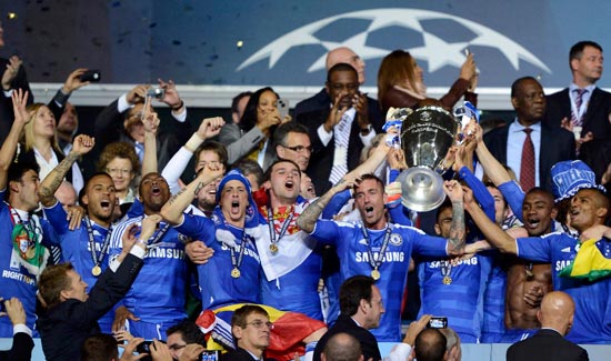 王刚随北京国安六年后终夺足协杯冠军，球迷泪洒现场（六年磨一剑，王刚随国安圆足协杯冠军梦，球迷现场落泪）