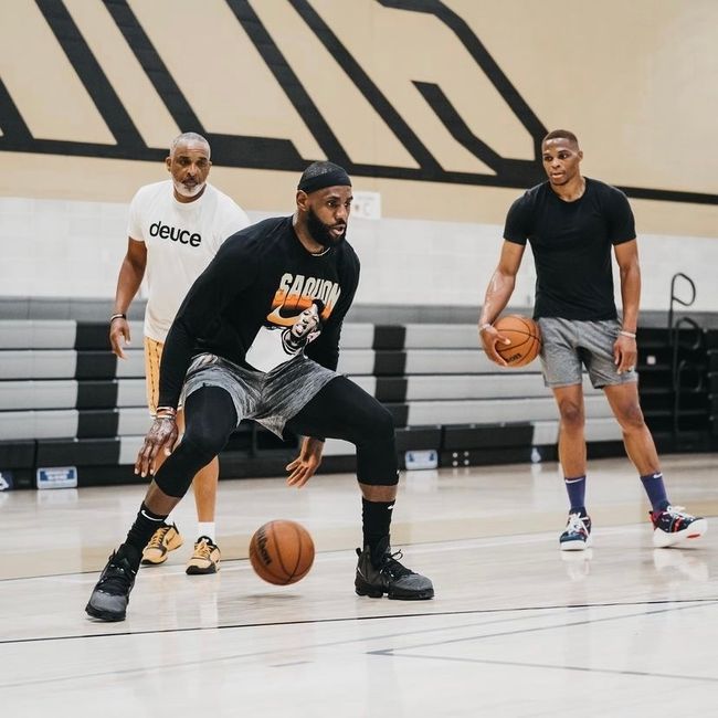 亚精英赛半场：陈威屡献神扑力保城池，海港0-0柔佛新山（亚精英赛半场：陈威高接低挡稳住阵脚，海港0-0暂平柔佛新山）