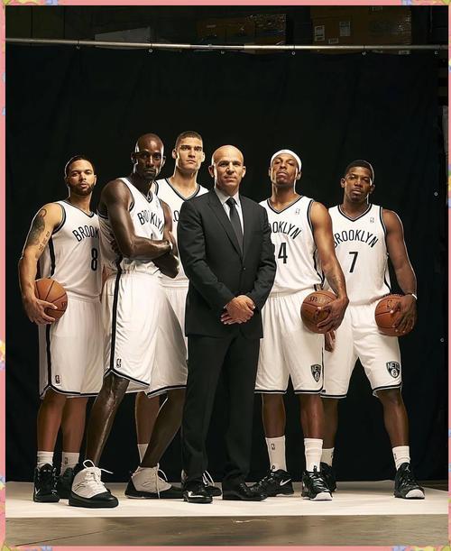 文班亚马赛后击鼓引领全场观众高举双手鼓掌庆祝胜利（文班亚马赛后擂鼓，带动全场观众举手鼓掌欢庆胜利）