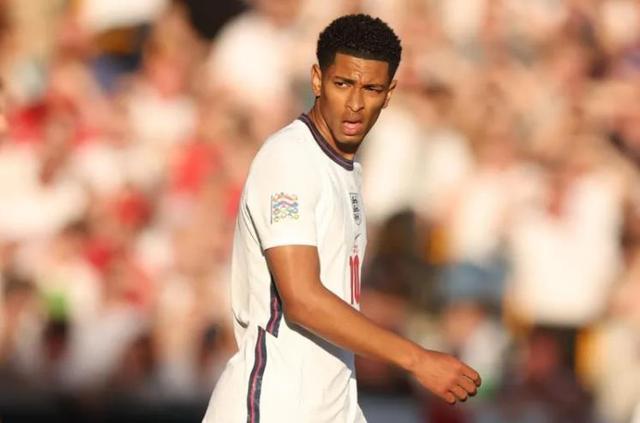 媒体人：华莱士竞技状态不佳离开新疆队，到队仅10天便离队（媒体人：华莱士因状态欠佳已离开新疆队，入队仅10天即告别）