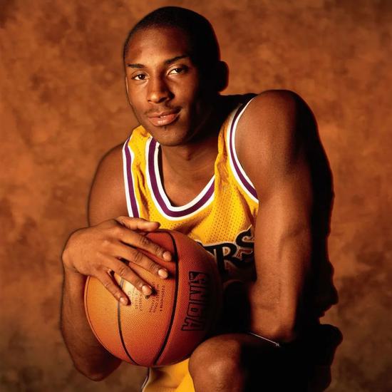 马刺主帅谈双杀雷霆：才打了29场而已，不必过度神话胜利（马刺主帅评双杀雷霆：赛季仅过29场，无需过度神话这场胜利）