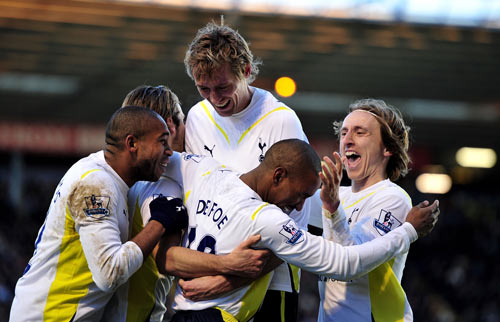 英超主帅下课赔率更新，斯洛特居首法尔克次席（英超主帅下课赔率最新榜：斯洛特领跑，法尔克居次）