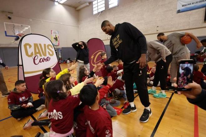 赫内斯：巴萨的债务超过13亿欧元，但在西甲却相安无事（赫内斯：巴萨负债逾13亿欧元，西甲征战却未受影响）