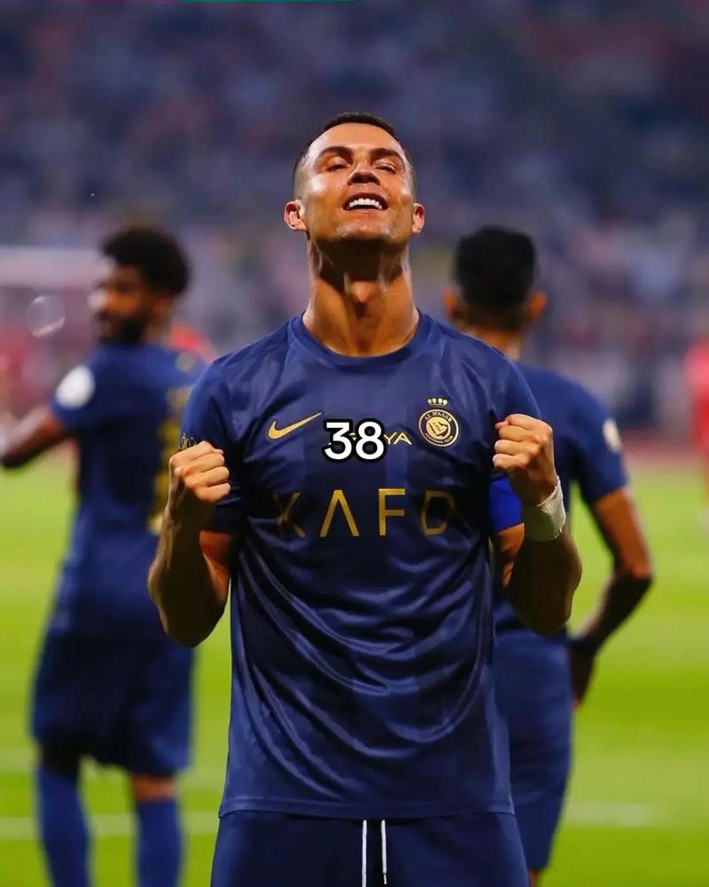 霍伊伦本赛季意甲10场4球，与上赛季联赛进球数持平（霍伊伦本季意甲10战4球，已追平上季联赛进球数）