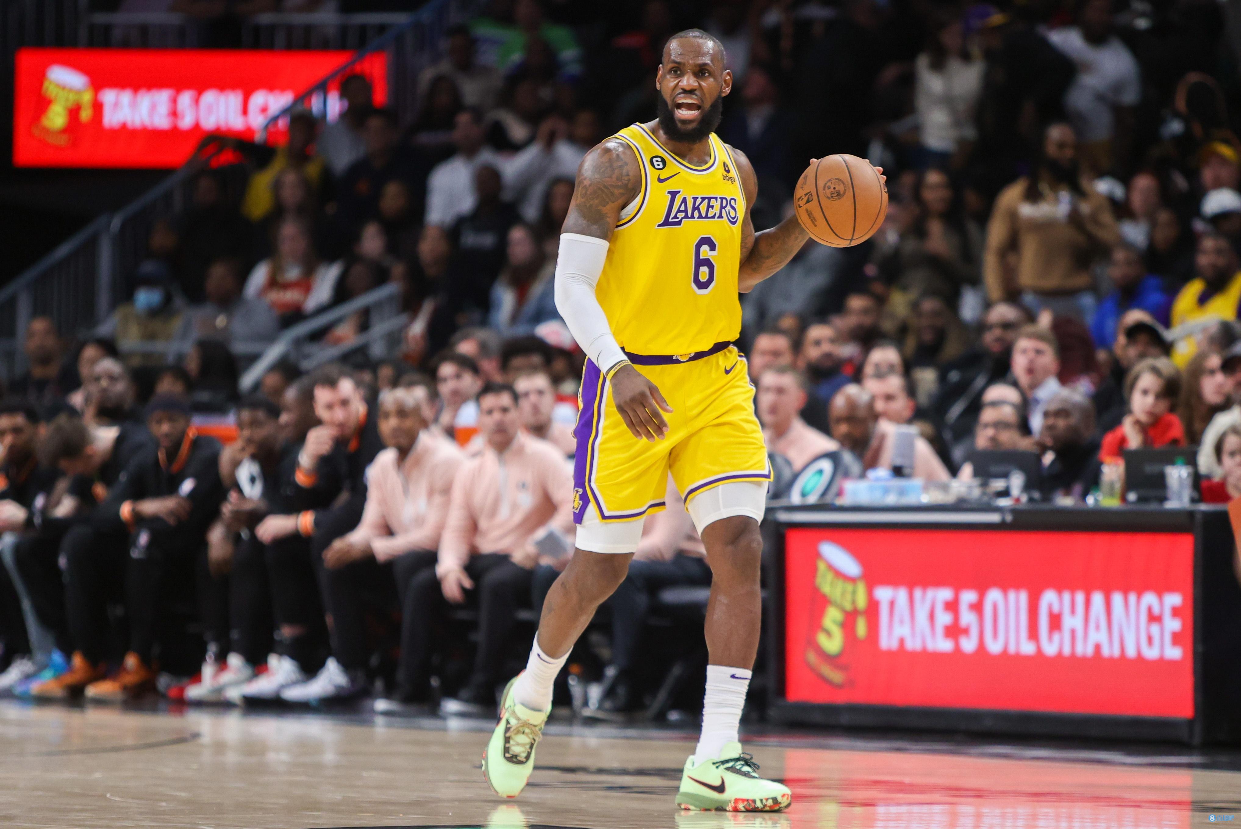 基德：今天三分投得不多进得也少，失误多进攻篮板还被抢爆（基德：三分投得少又不准，失误过多，进攻篮板被对手压制）