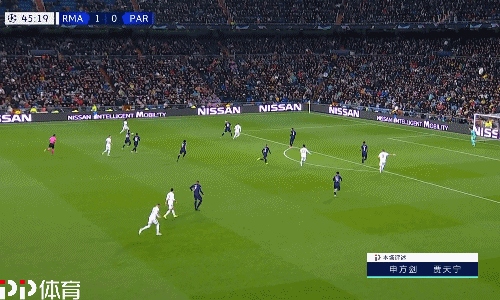 非常坚决！申京冲击篮筐 起飞滑翔单臂暴扣打成2+1（霸气十足！申京强攻篮筐 空中滑翔单臂重扣打成2+1）