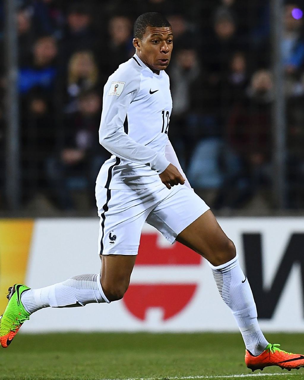 国足官方祝福魏祥鑫：期待以后为中国足球贡献更多力量（国足官方送祝福魏祥鑫：期待其未来为中国足球再立新功）